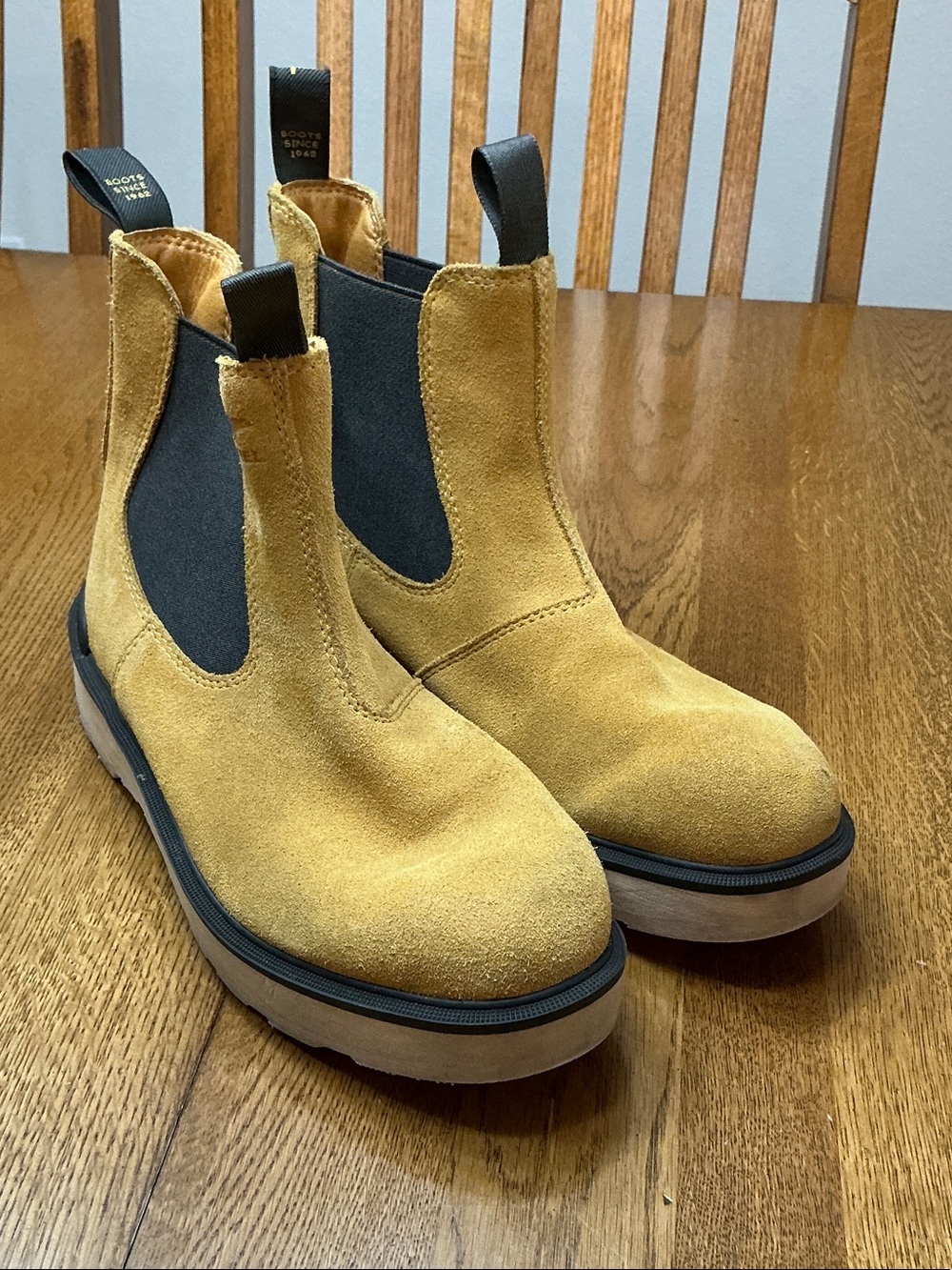 Woman’s Sorel tan suede Chelsea boot. Size 9.5. Elastic sides. Cream bottom.Cute